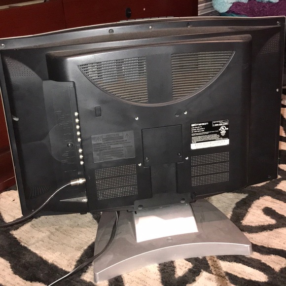 Emerson 20" Lcd Color Tv W/O Remote Control - Picture 2 of 6
